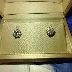 1 Carat Moissanite Diamond Stud Earrings.